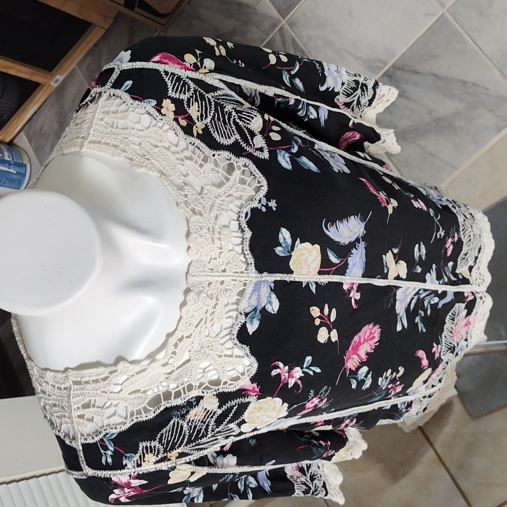 Woman blouse sise XS, black with flowers and leaf in colors.